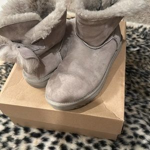 Mini boot fuzzy bow grey